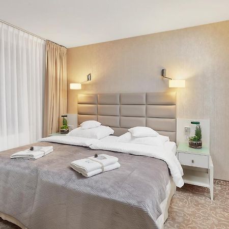 Columna Medica Hotel Łask Екстериор снимка