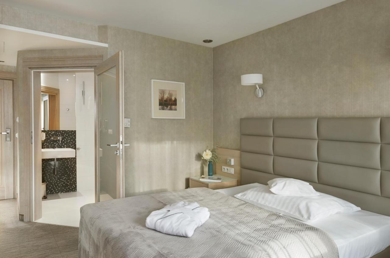 Columna Medica Hotel Łask Екстериор снимка