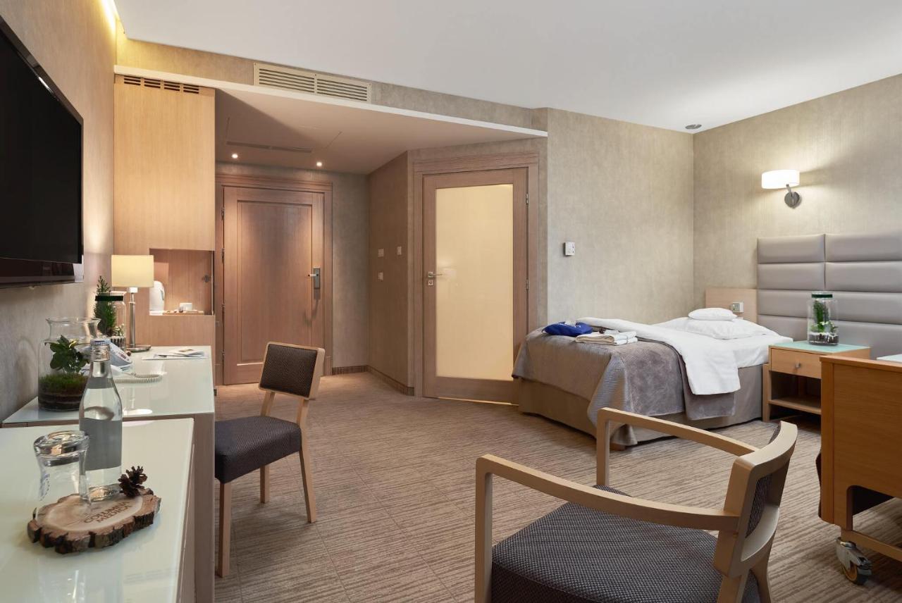 Columna Medica Hotel Łask Екстериор снимка