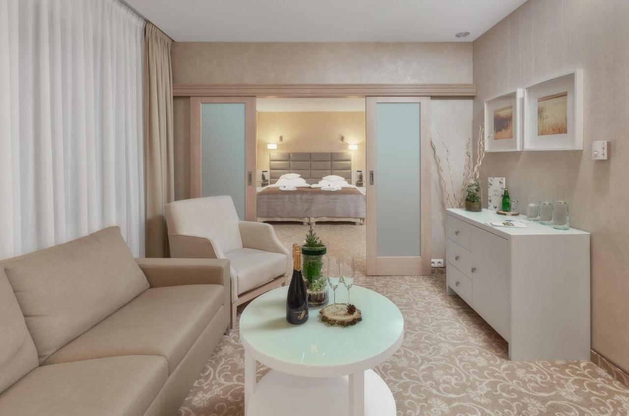 Columna Medica Hotel Łask Екстериор снимка