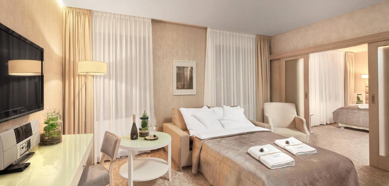 Columna Medica Hotel Łask Екстериор снимка