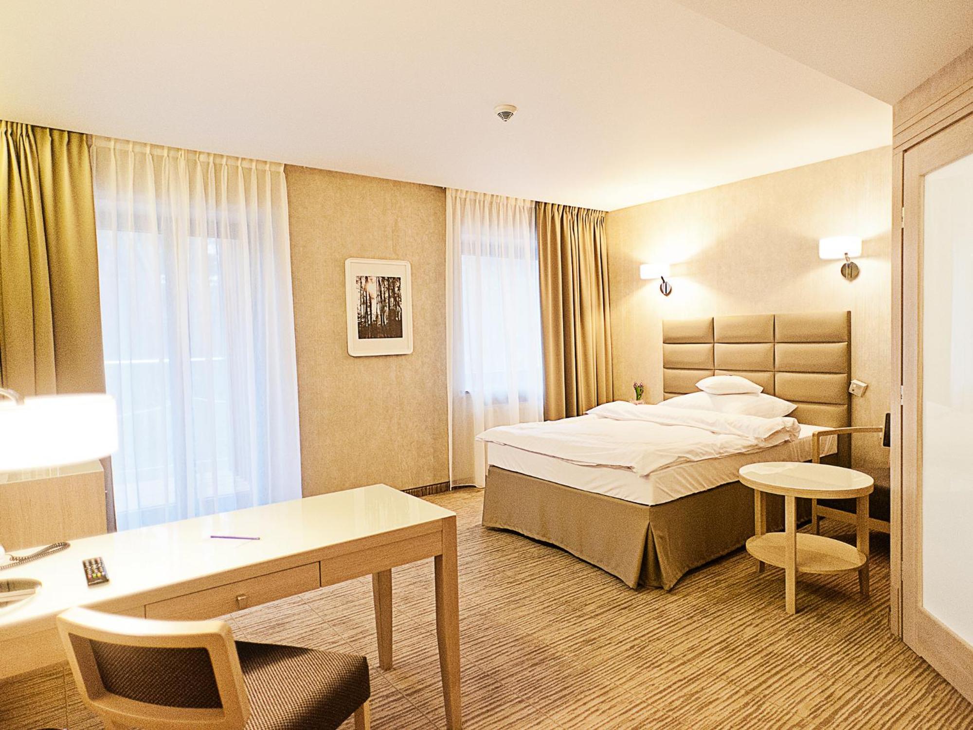 Columna Medica Hotel Łask Стая снимка