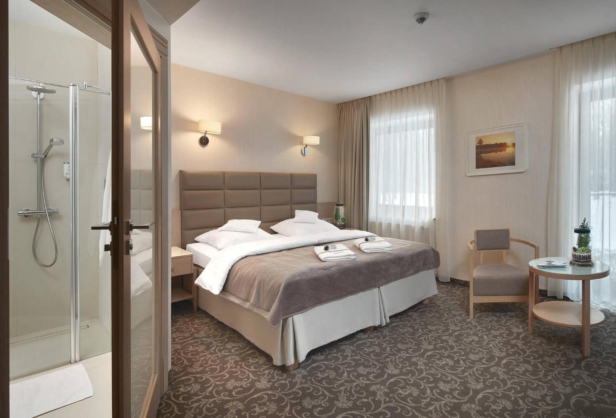Columna Medica Hotel Łask Екстериор снимка