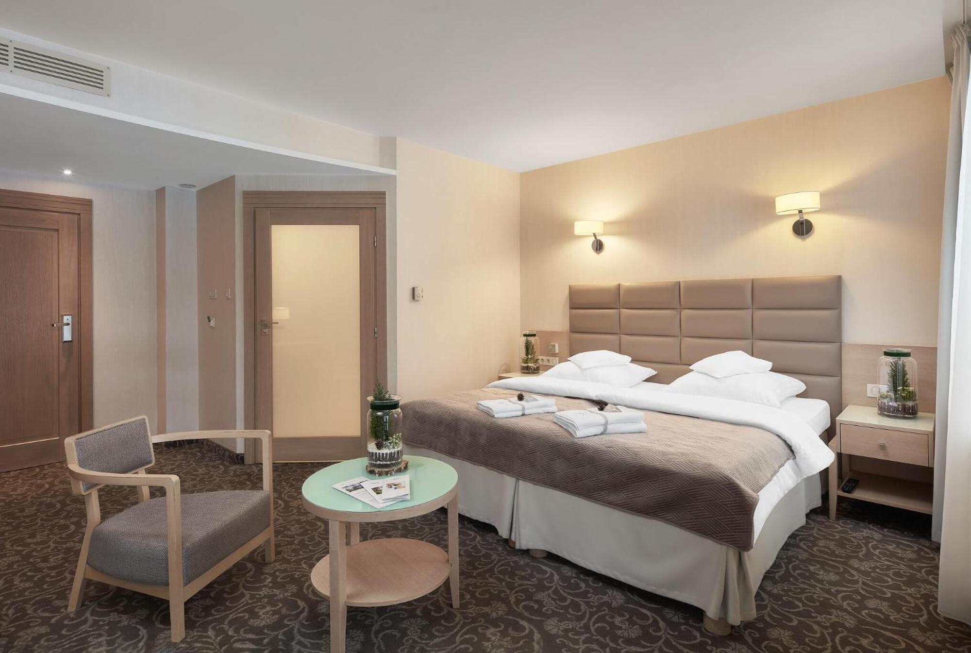 Columna Medica Hotel Łask Екстериор снимка