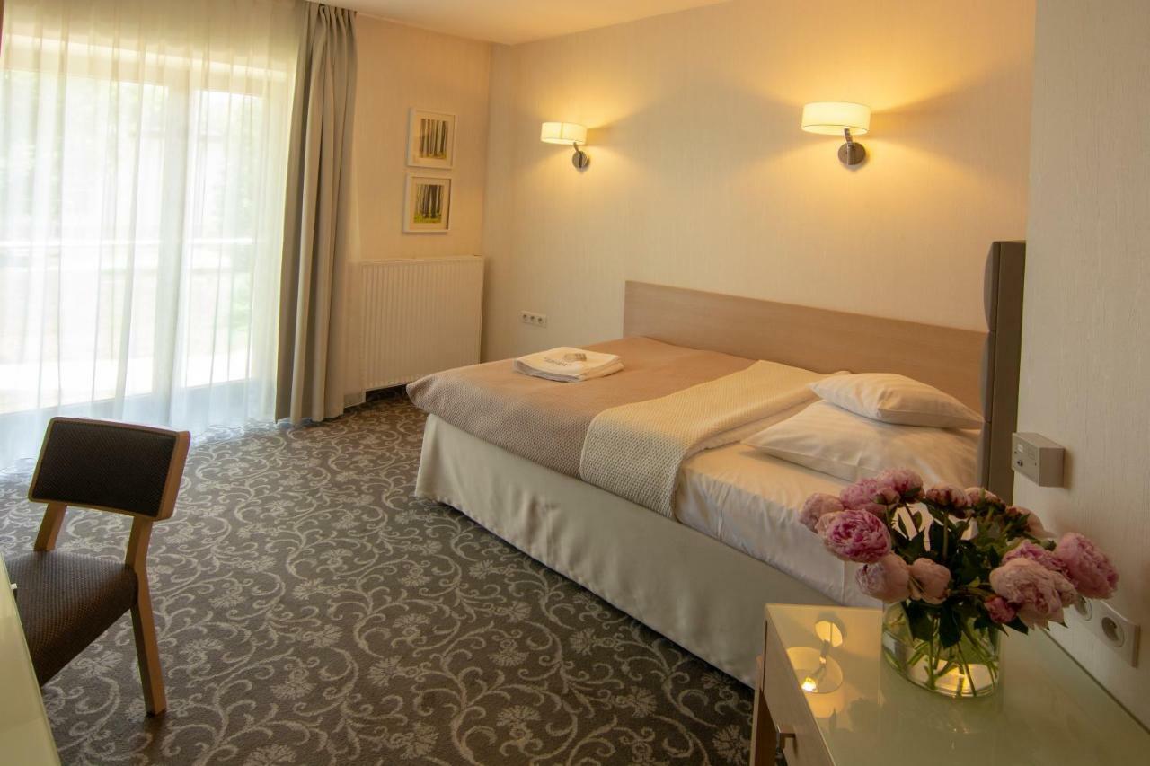 Columna Medica Hotel Łask Екстериор снимка