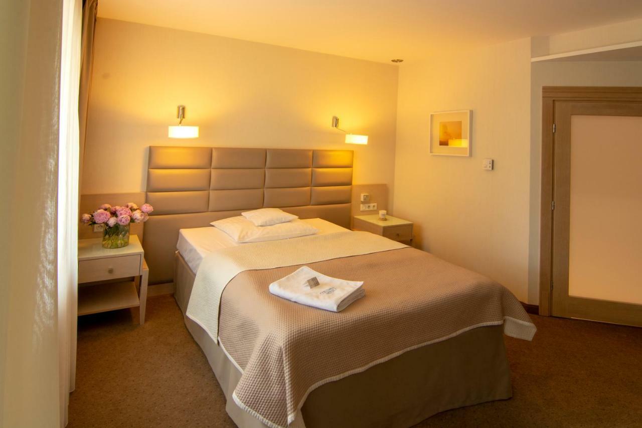 Columna Medica Hotel Łask Екстериор снимка