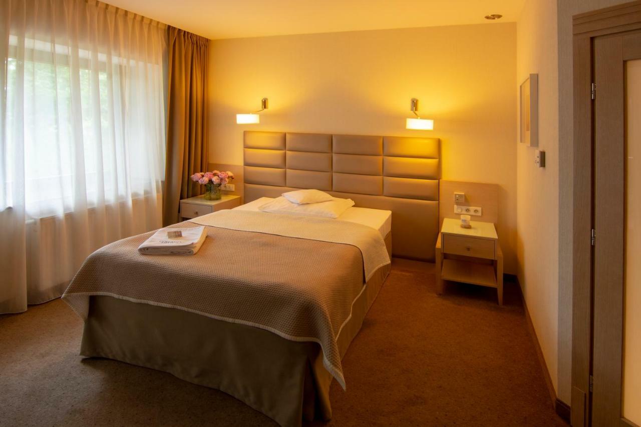 Columna Medica Hotel Łask Екстериор снимка