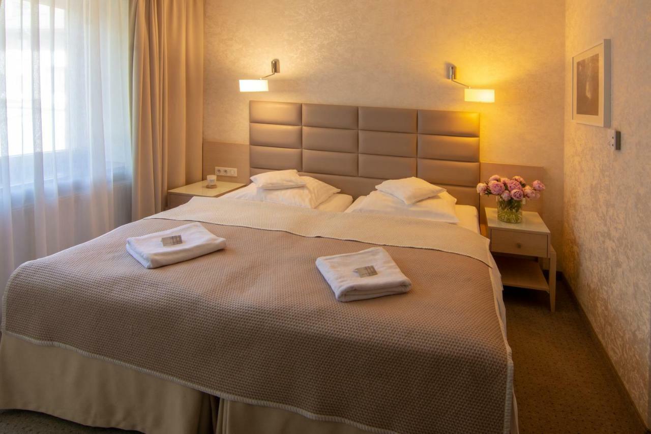 Columna Medica Hotel Łask Екстериор снимка
