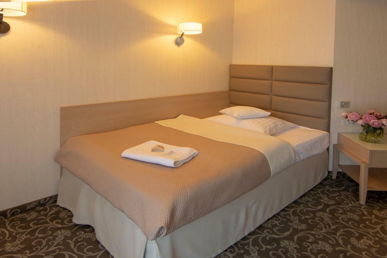 Columna Medica Hotel Łask Екстериор снимка